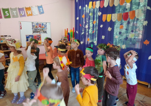 Dzieci tańczą na balu z okazji Powitania Jesieni